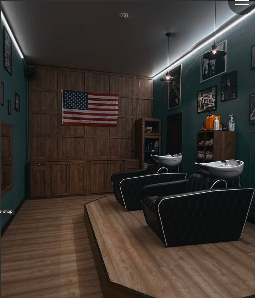 Інтер'єр Shelby's Barber Family